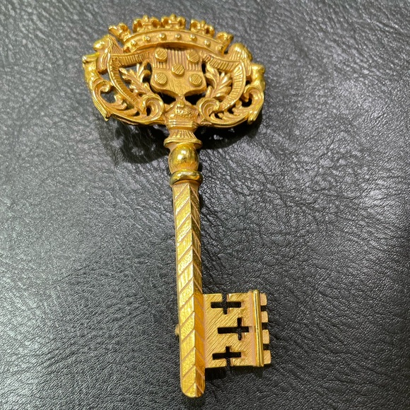 Vtg New Ben-Amun Egyptian Revival Gold Tone Crown Key Brooch pin Couture… - Picture 1 of 8